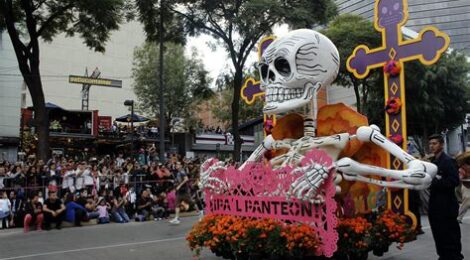 La historia del desfile del Día de Muertos de la Ciudad de México